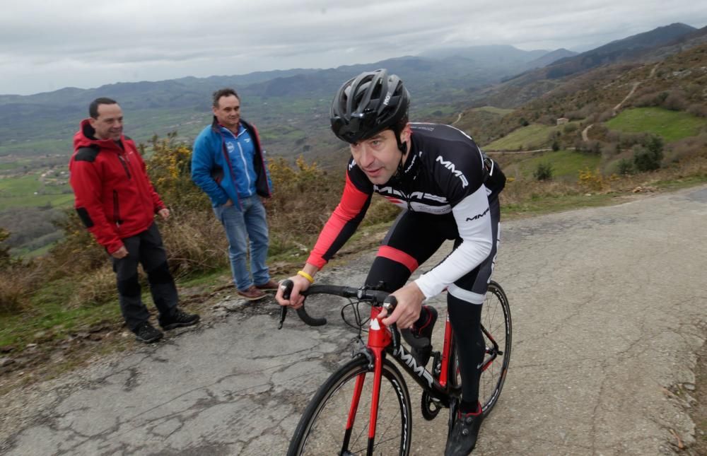 Subida de reconocimiento al final de la etapa de la Vuelta a España en Nava