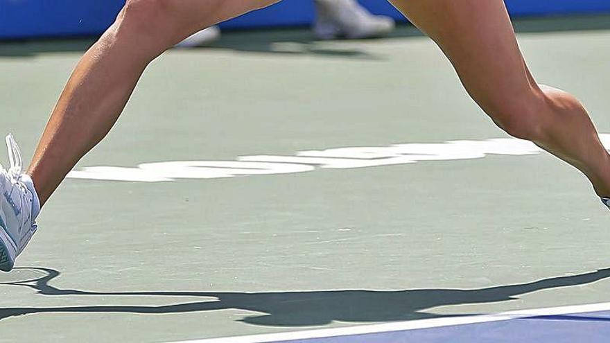 Piernas y sombra de una tenista