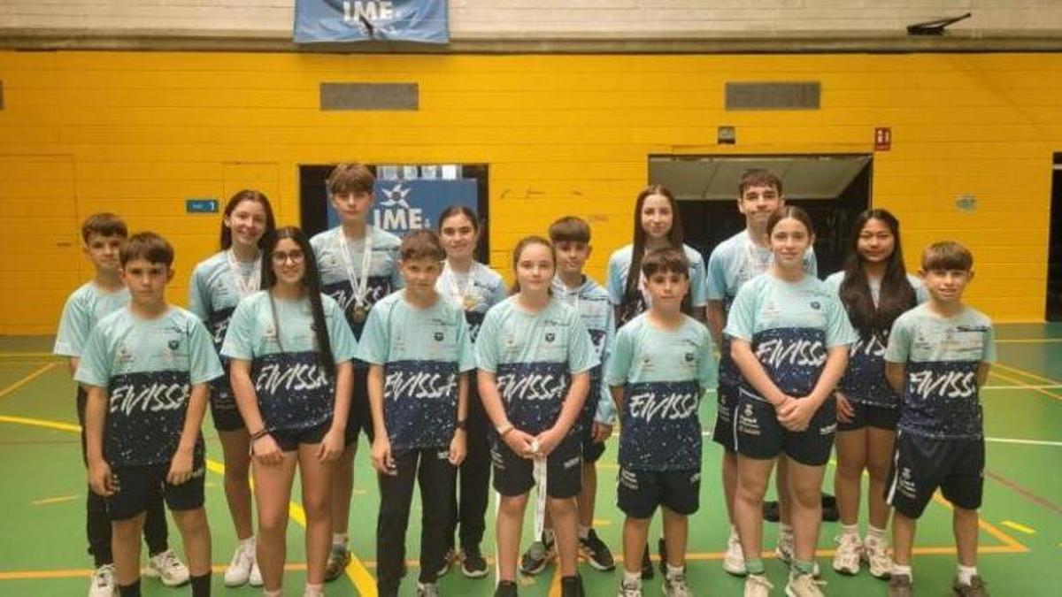 La expedición ibicenca posa en la Final Balear en Palma.