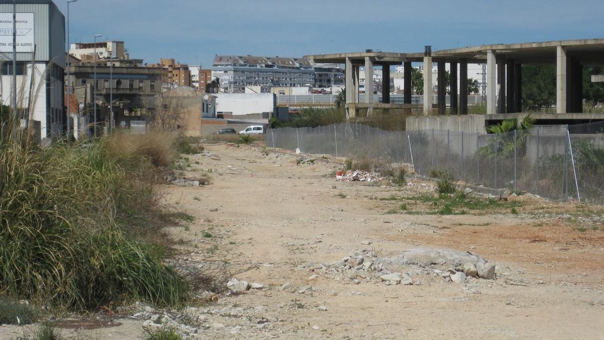 Estructura del centre i, al fons, el casc urbà d'Alzira.