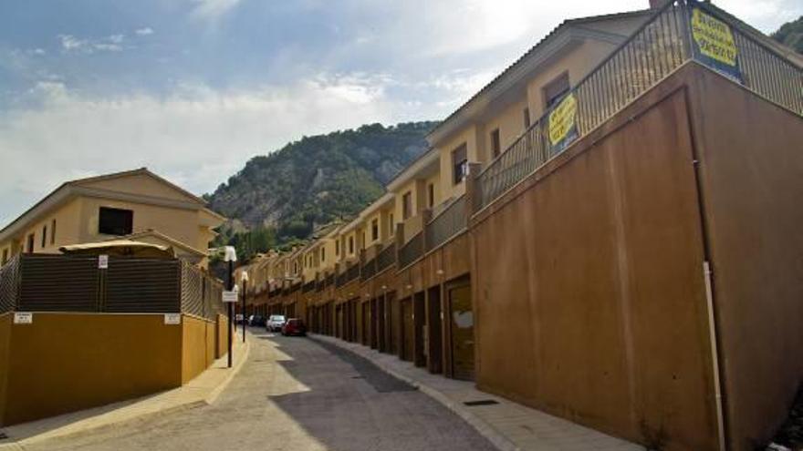 Imagen de los pocos chalés habitados del proyecto.