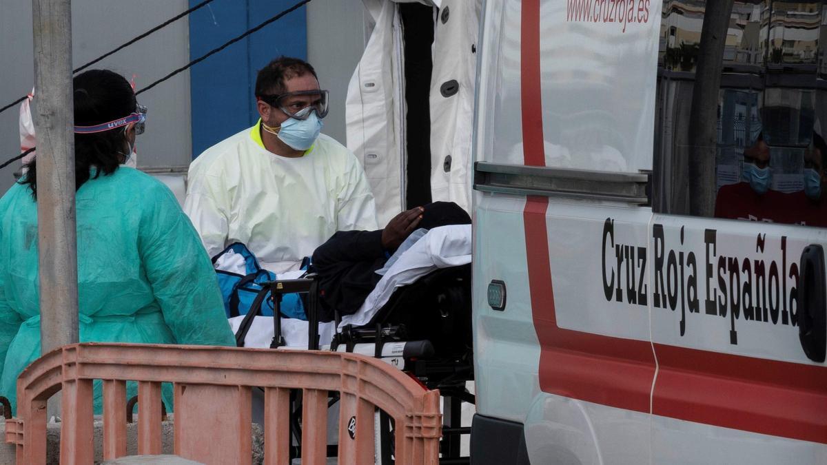 Salvamento rescata en Tenerife a 37 inmigrantes en una patera, entre ellos ocho menores