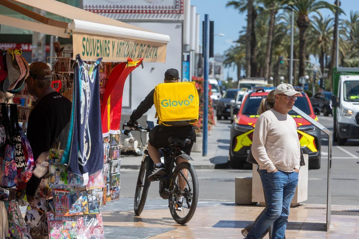 Un repartidor de Glovo en el centro de Alicante.
