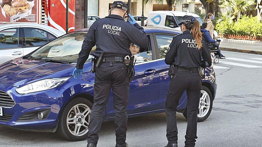 Dos agentes de la Policía Local en la Plaça Major de Alzira. | V. M. PASTOR