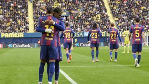 Raphinha y Lamine Yamal se abrazan tras el 0-1 mientras los compañeros vuelven hacia el campo.