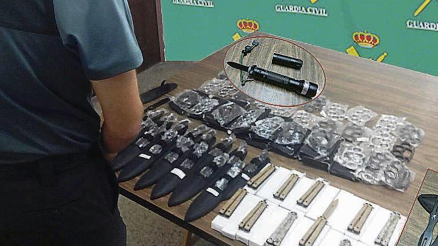 Investigan a un ambulante en Portonovo por vender armas prohibidas en un mercadillo