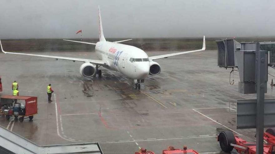 Uno de los aviones de Air Europa, ayer por la mañana, en la pista del aeropuerto de Peinador. // FdV