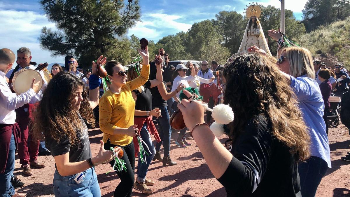 Cánticos y bailes a los pies de la Patrona de la pedanía de La Hoya, la Virgen de la Salud, durante su tradicional romería, que se celebrará la próxima semana.