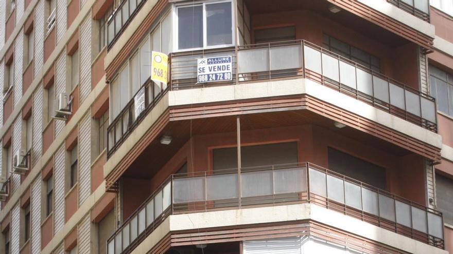 Un edificio del centro de Murcia con diferentes carteles de ´Se vende´ y ´Se alquila´.