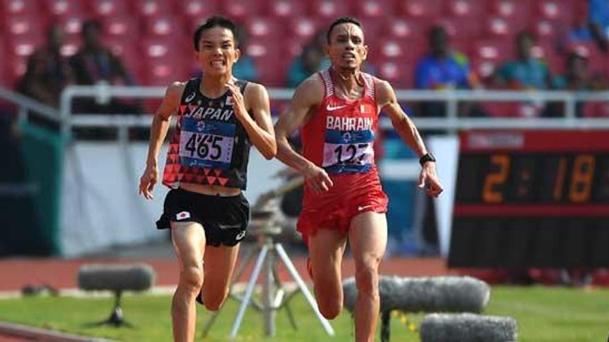 Momento del polémico sprint entre Inoue y Elabassi.