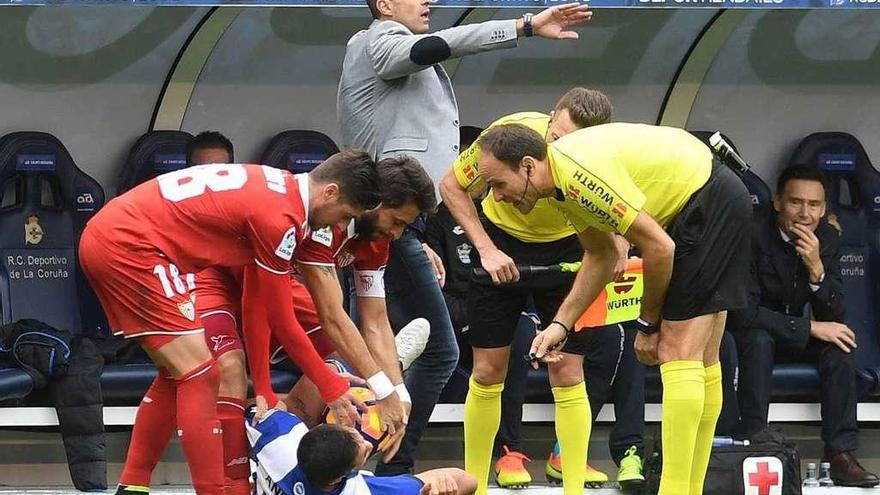 Mateu Lahoz increpa a Andone ante Pareja y Escudero, con Garitano por detrás.