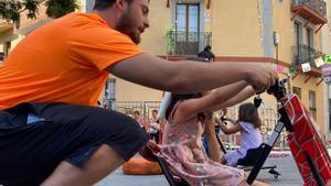 Actividades infantiles en la plaza de la Farga del distrito de Sants, Barcelona