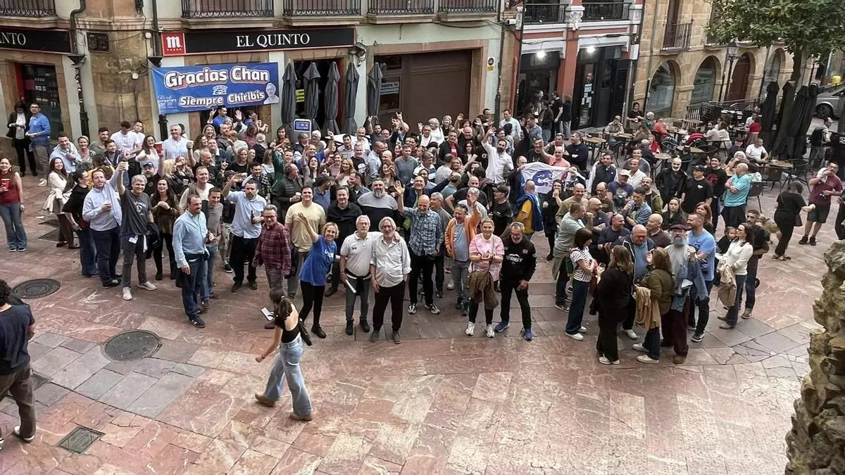 "La peña Chiribí ya está aquí": el emotivo homenaje de clientes y trabajadores a la mítica cervecería ovetense que cerró hace dos décadas