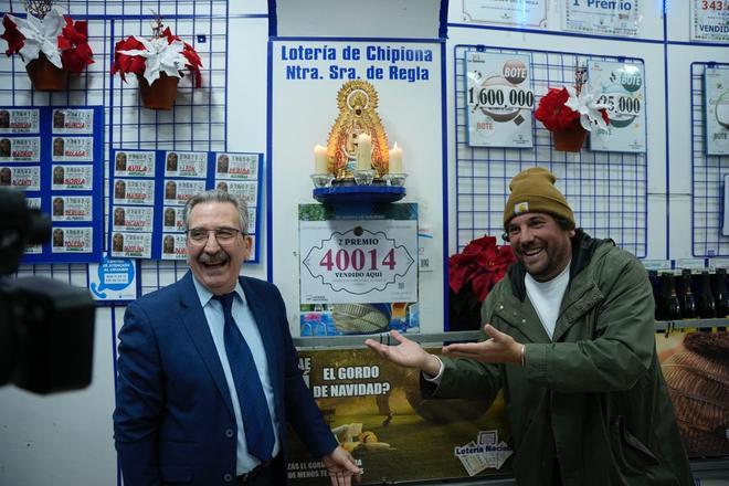 Imagen de los responsables de la administración de lotería de Chipiona que ha repartido 56,2 millones de euros