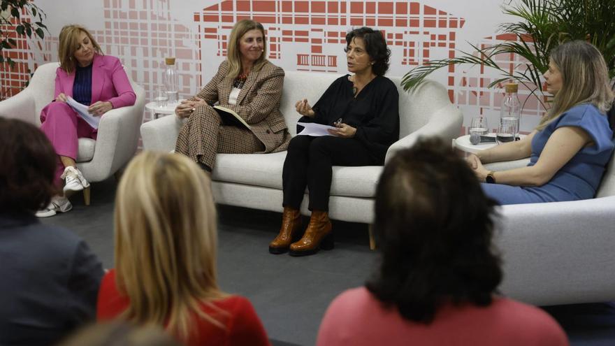 Por la izquierda, María Jesús Alonso, Eva Pando, Asun Cámara y Patricia Zapico, durante una de las charlas. | LUISMA MURIAS