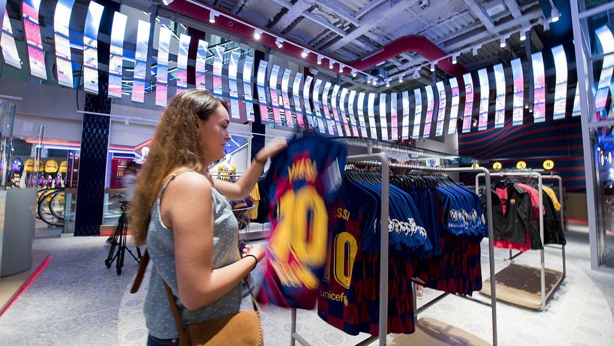 El FC Barcelona ocupa la antigua sede del hotel Montecarlo en el número 124 de Las Rambas para disponer de 1900 metros cuadrados para la comercialización de sus productos oficiales.