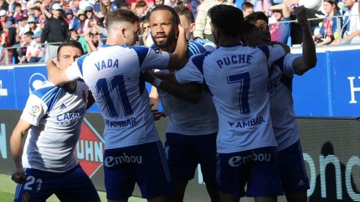 Los jugadores del Real Zaragoza felicitan a Bebé tras el 0-1.