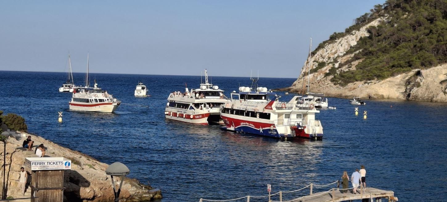 Galería: Un barco de línea choca contra unas rocas y acaba en la playa de cala Llonga
