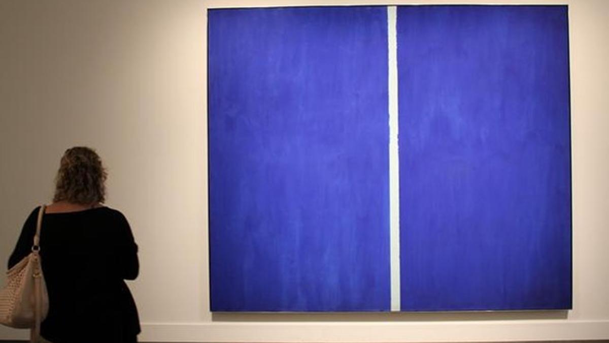 Una mujer observa la obra 'Onement VI', de Barnett Newman, estrella de la subasta de Sotheby's en Nueva York.