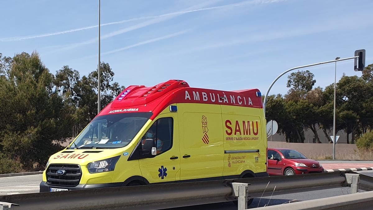 Imagen de archivo de una ambulancia del SAMU en Alicante.