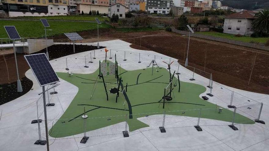 Vista del nuevo parque de O Seixedo, que no tiene construido ningún acceso.