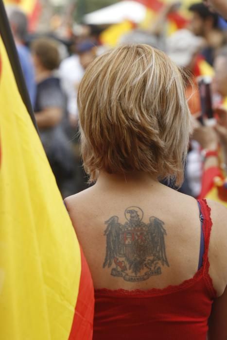 Caravana de vehículos con banderas españolas en València