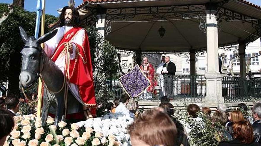 Arriba, procesión de Domingo de Ramos, cuando sale el paso de la &quot;borriquita&quot; . Abajo, concierto celebrado ayer en la ex colegiata de Cangas.