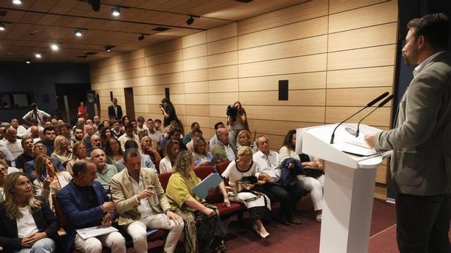 Queipo interviene durante la reunión de la ejecutiva autonómica, en la Casa de Cultura, con Estefanía Rodríguez en primera fila (tercera por la derecha) y Esther Llamazares justo una fila detrás. | MIKI LÓPEZ