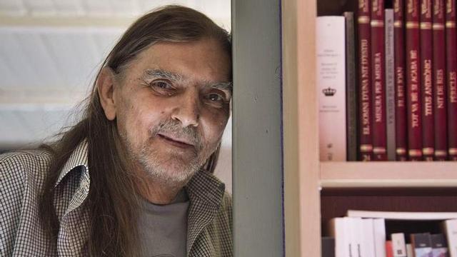 Jordi Cussà viu acompanyat de llibres que escriu, llegeix o tradueix