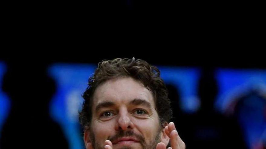 Pau Gasol, con la medalla de campeón de Europa.