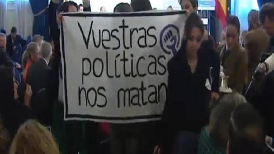 Un grupo feminista intenta boicotear un acto del ministro de Sanidad