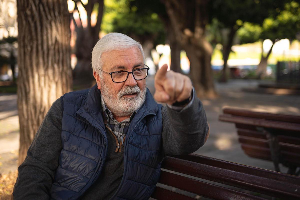Reyes, en un banco del centro de La Laguna.