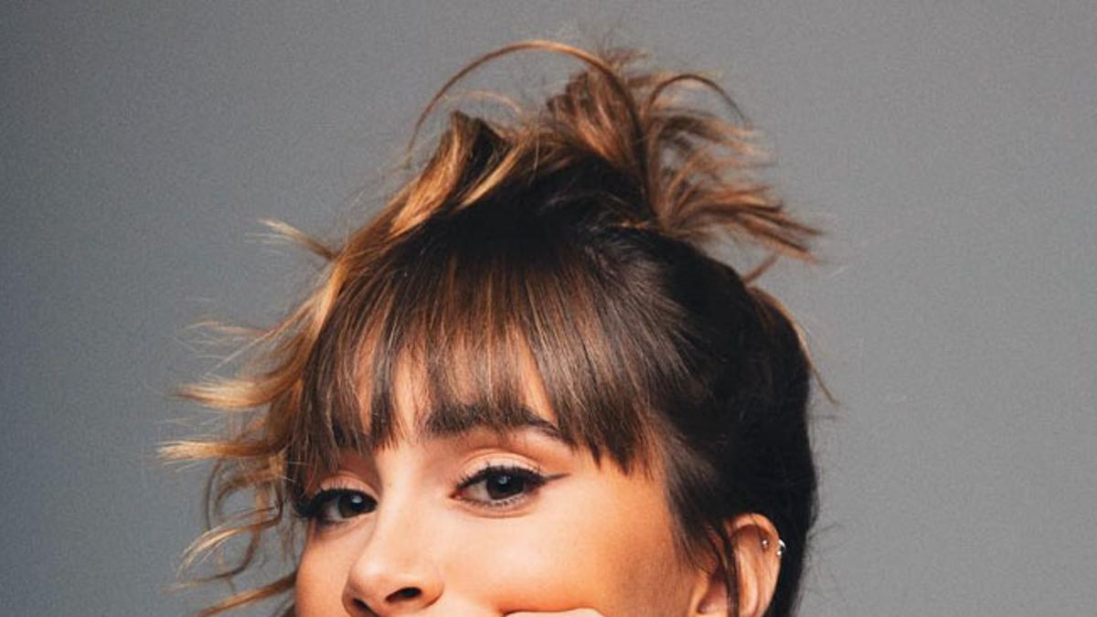 Aitana Ocaña con top mandarina de Adidas y pendientes con forma de ojo