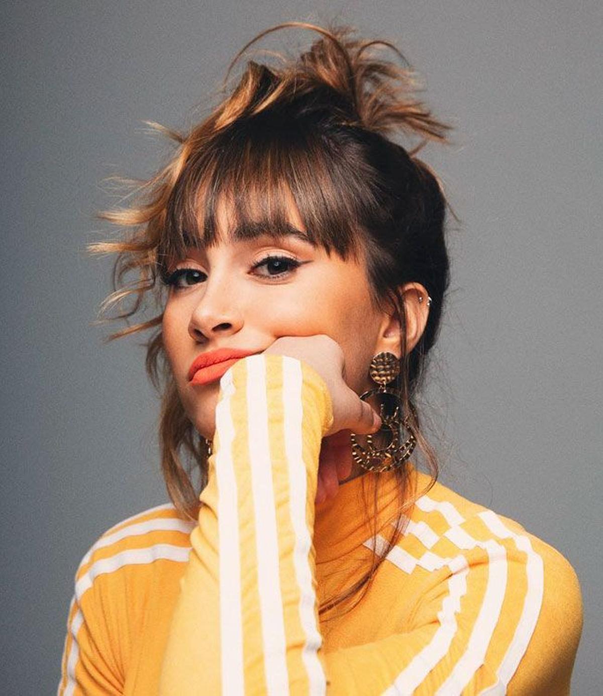 Aitana Ocaña con top mandarina de Adidas y pendientes con forma de ojo