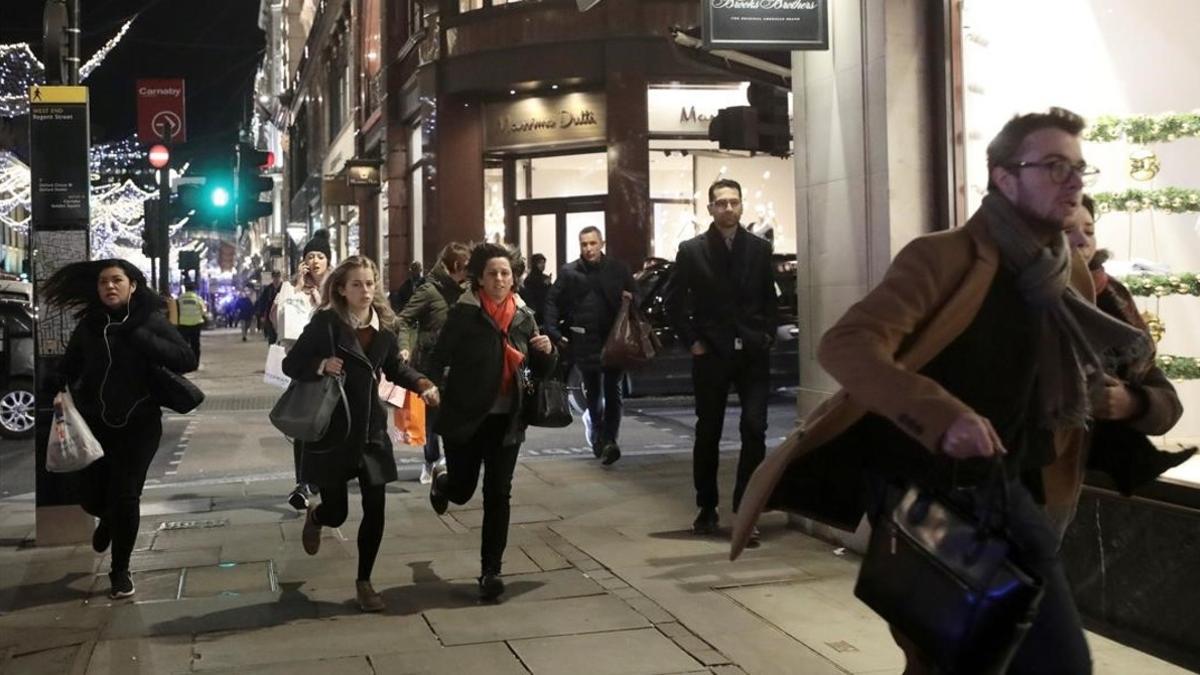 Ciudadanos abandonan la zona corriendo tras la alerta en Oxford Street.