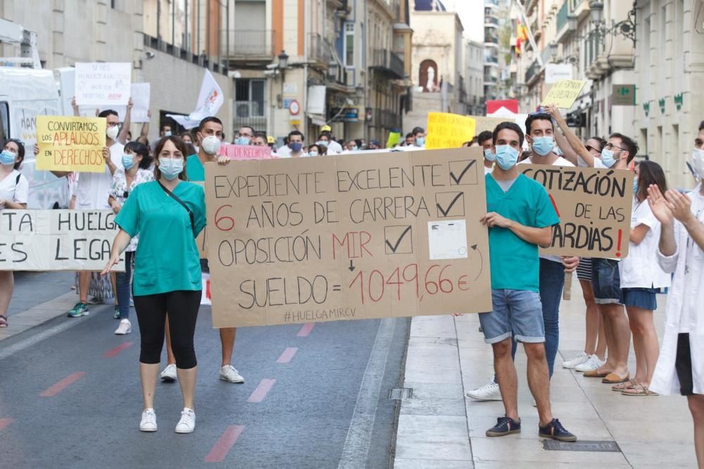 Cientos de médicos residentes se vuelven a manifestar por las calles de Alicante