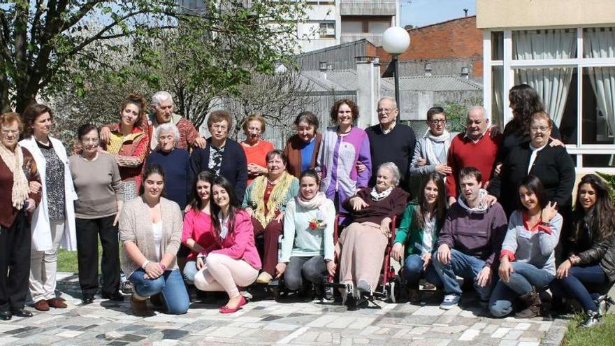 Residentes y voluntarias participantes en el programa &quot;Un relato de vida: recordando pasado, reconstruyendo futuro&quot;.