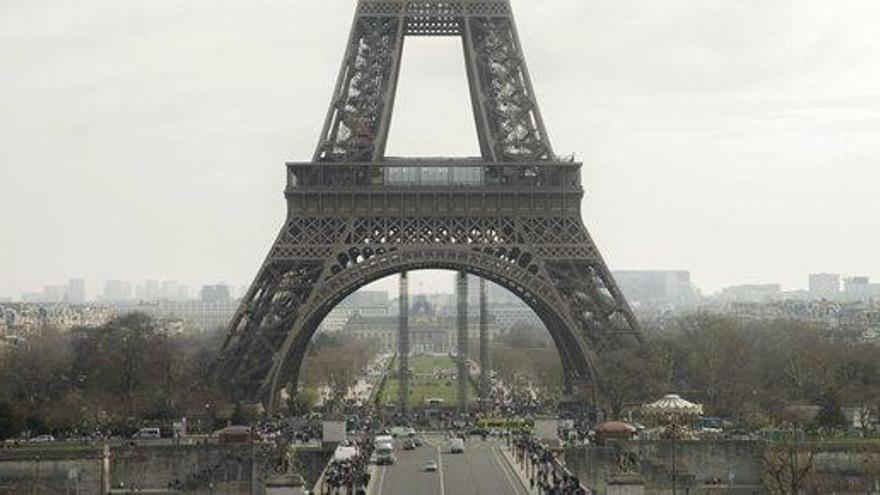 Imagen de la Torre Eiffel de este sábado.