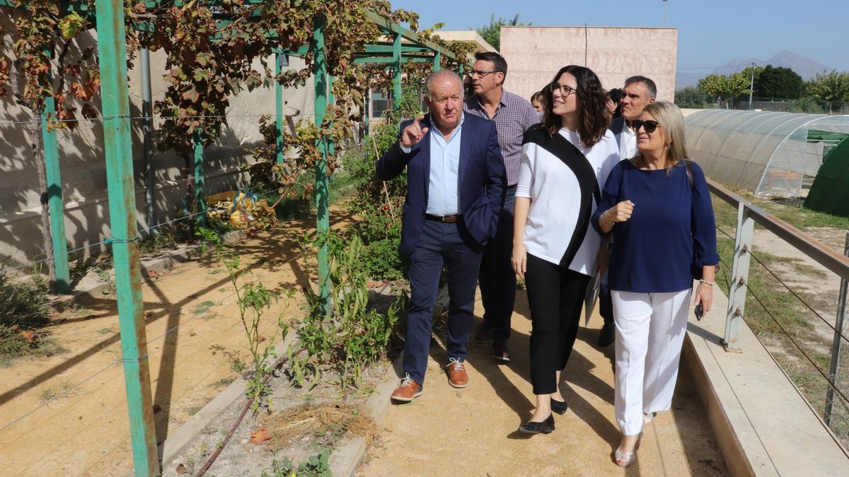 La consellera de Igualdad junto al alcalde de Mutxamel en su visita al centro de día Sant Pere.