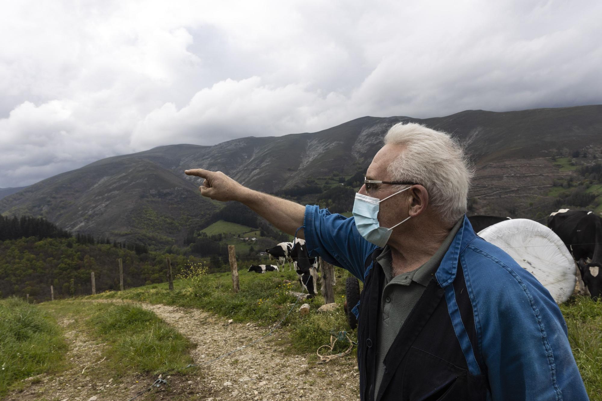 Pepe Pérez señala la zona en la que se instalarán los molinos.