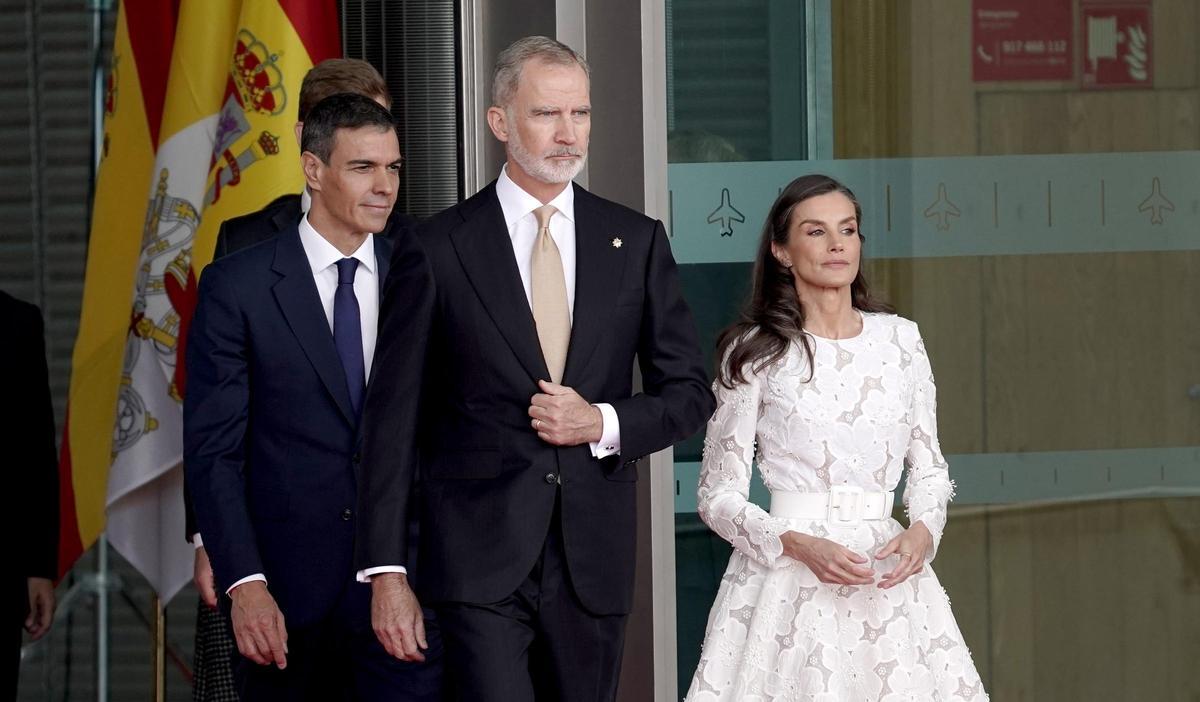 La reina Letizia, junto al rey Felipe VI y el presidente del Gobierno español, Pedro Sánchez.