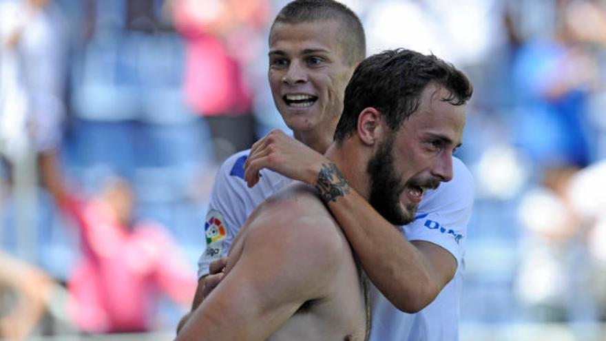 Longo y Malbasic, celebrando el primer gol del serbio con el Tenerife, ante el Granada en el Heliodoro.