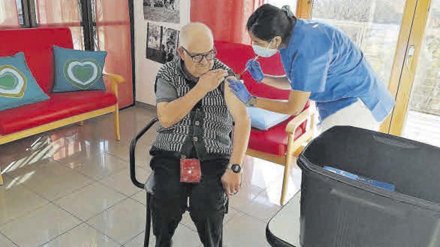 Un avi de la residència de Sant Llorenç de Morunys rep la vacuna contra la covid