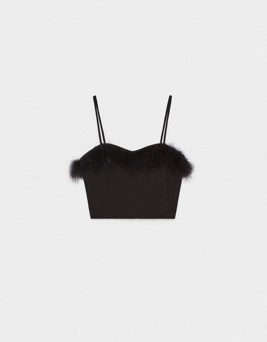 Top de plumas de Bershka. (Precio: 19,99 euros)