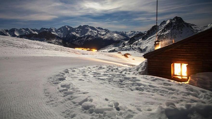 La estación de esquí aragonesa donde podrás cenar en una pequeña y acogedora cabaña a 2.000 metros de altura