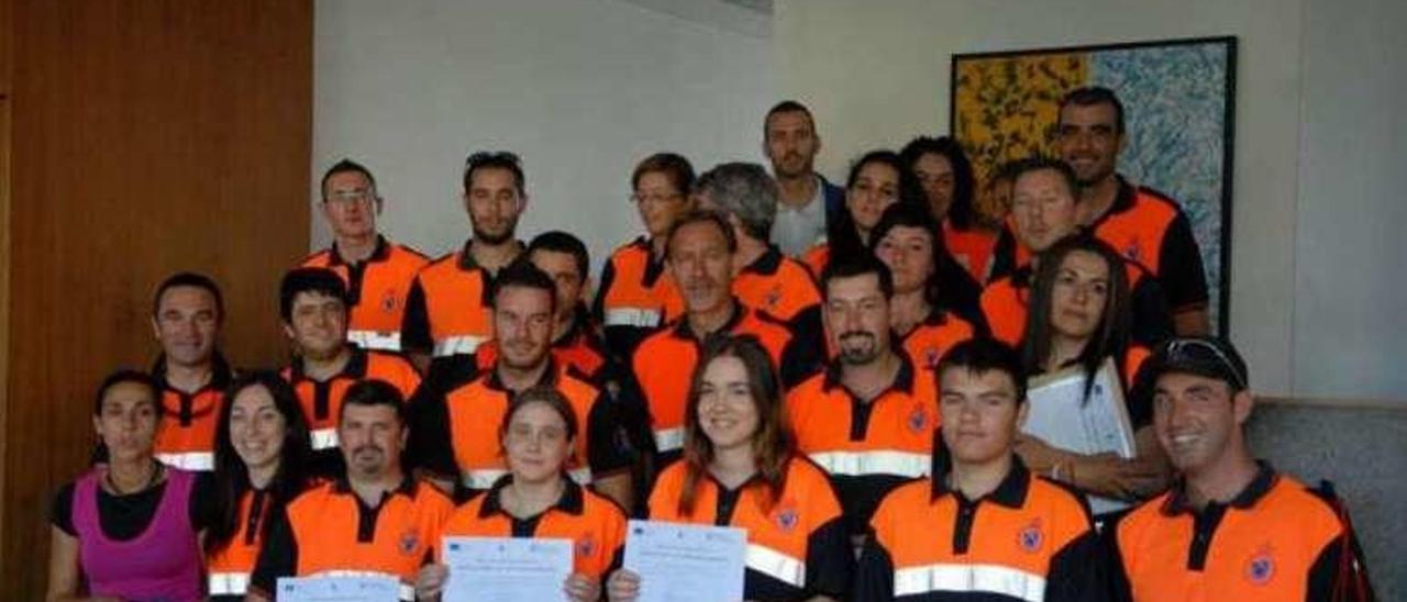 Una entrega de diplomas en el Concello de Cangas con voluntarios de la agrupación canguesa. // Archivo Protección Civil Cangas