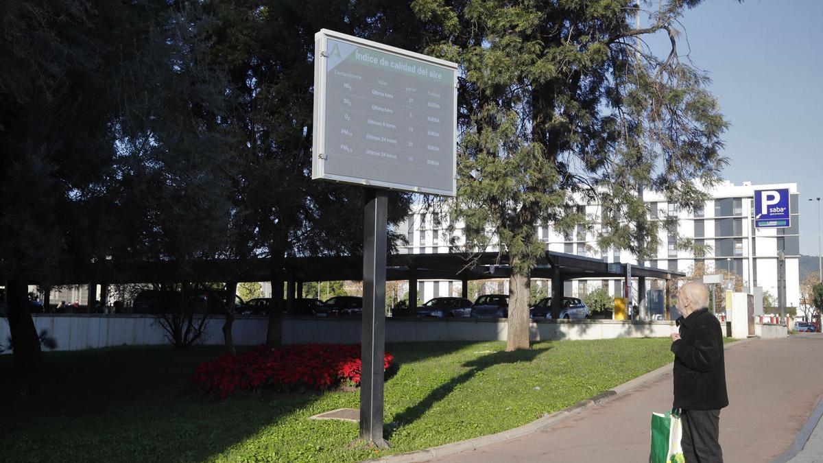 Panel de calidad del aire en el centro de Córdoba.