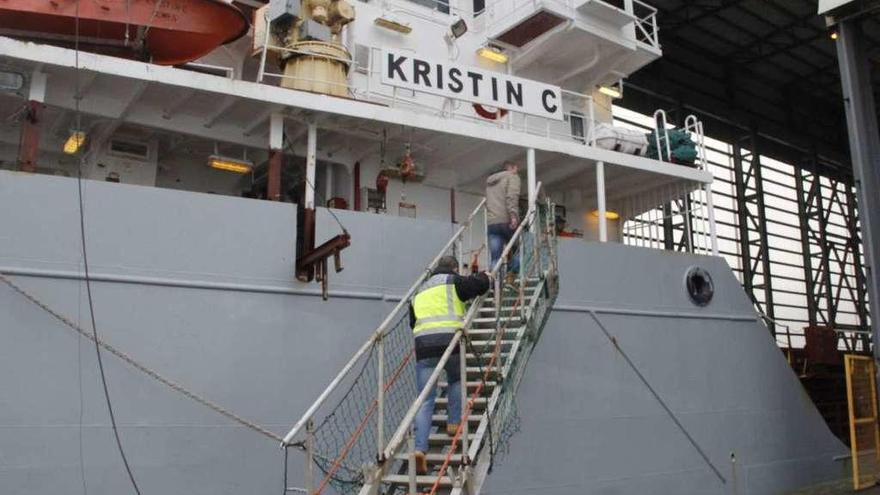 Los agentes de Extranjería accedieron ayer al buque &quot;Kristin C&quot;. // Santos Álvarez