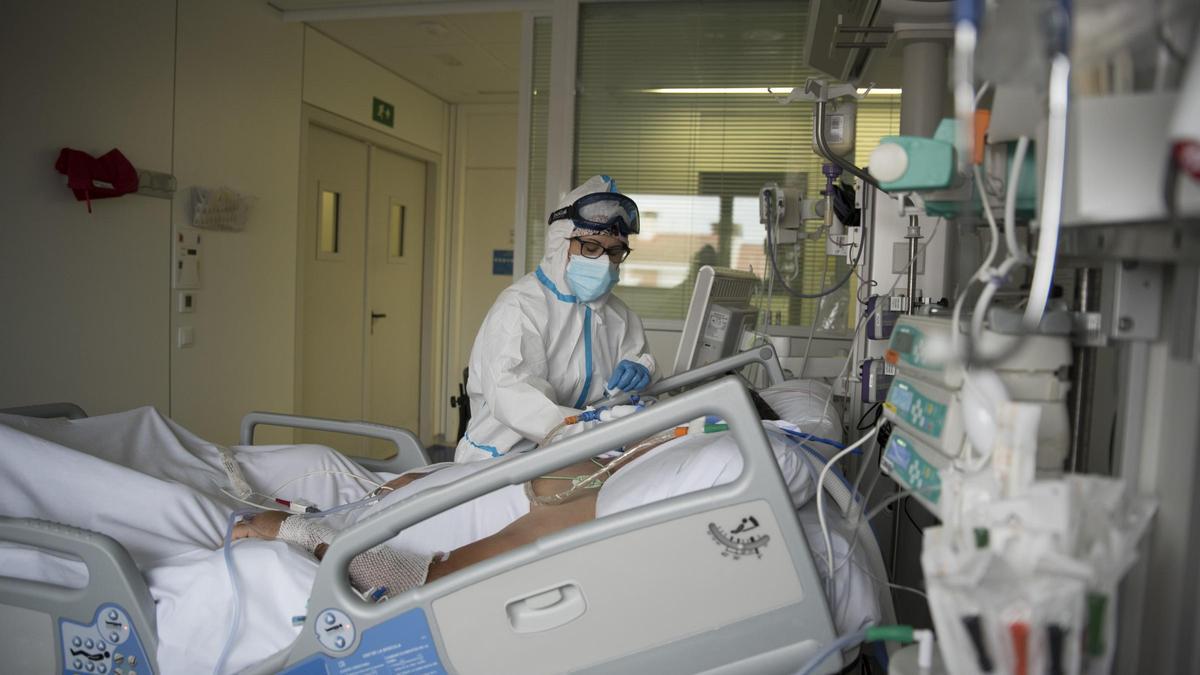 Atenció a l'hospital Sant Joan de Déu de Manresa d'un malalt de Covid-19, l'any 2020