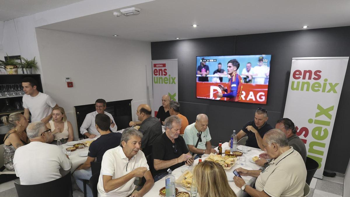 Almuerzo en la cafetería del Hotel Vernissa para oficializar la llegada de Ens Uneix a Xàtiva.